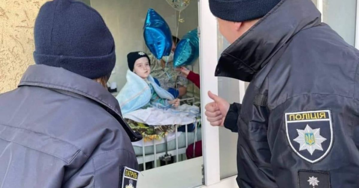 Находит силы бороться: состояние 10-летнего мальчика с опухолью мозга, которого приняли в ряды полиции, улучшилось
