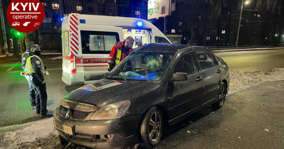 У Києві п'яний водій на Mitsubishi влетів у стовп