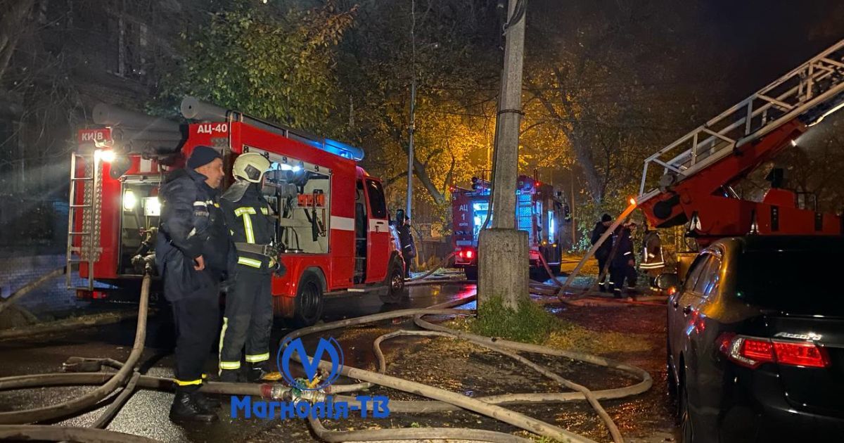У Києві в урядовому кварталі горіла двоповерхова будівля, яка входить до архітектурних пам’яток
