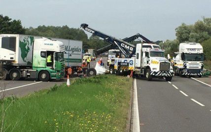 Понівечені вантажівки та двоє заарештованих: у Великій Британії сталася моторошна аварія