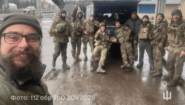 На фото — частина бійців, які брали участь в рятувальній операції / © Міноборони України