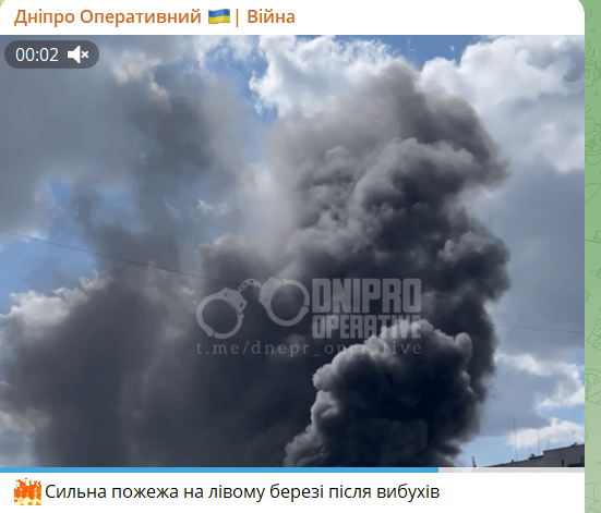Після вибухів у Дніпрі до неба здійнявся чорний дим.  / © Телеграм-канал «Дніпро Оперативний»
