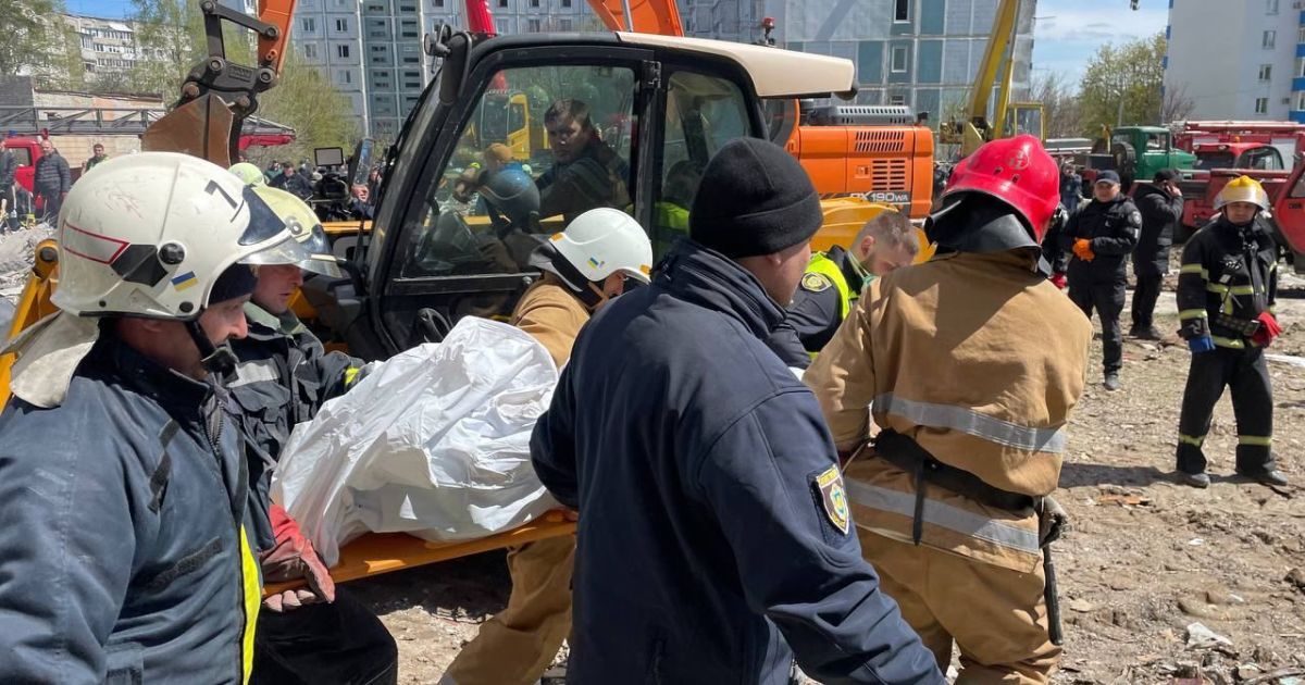 В Умані під уламками будинку рятувальники продовжують виявляти тіла загиблих.