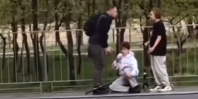 В Киеве в парке мужчина избил двоих детей: что произошло (видео)