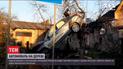 У Дрогобичі внаслідок ДТП автомобіль завис на стовбурі дерева