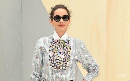 У мінішортах і сорочці з квітковими аплікаціями: ефектний лук Маріон Котіяр на Паризькому тижні моди