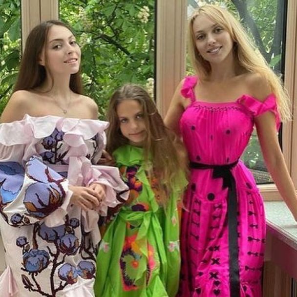 Оля Полякова с дочерьми Машей и Алисой / © instagram.com/polykovamusic