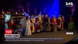 Новости мира: в Берлине Санта-Клаусы спели праздничные песни и раздали подарки