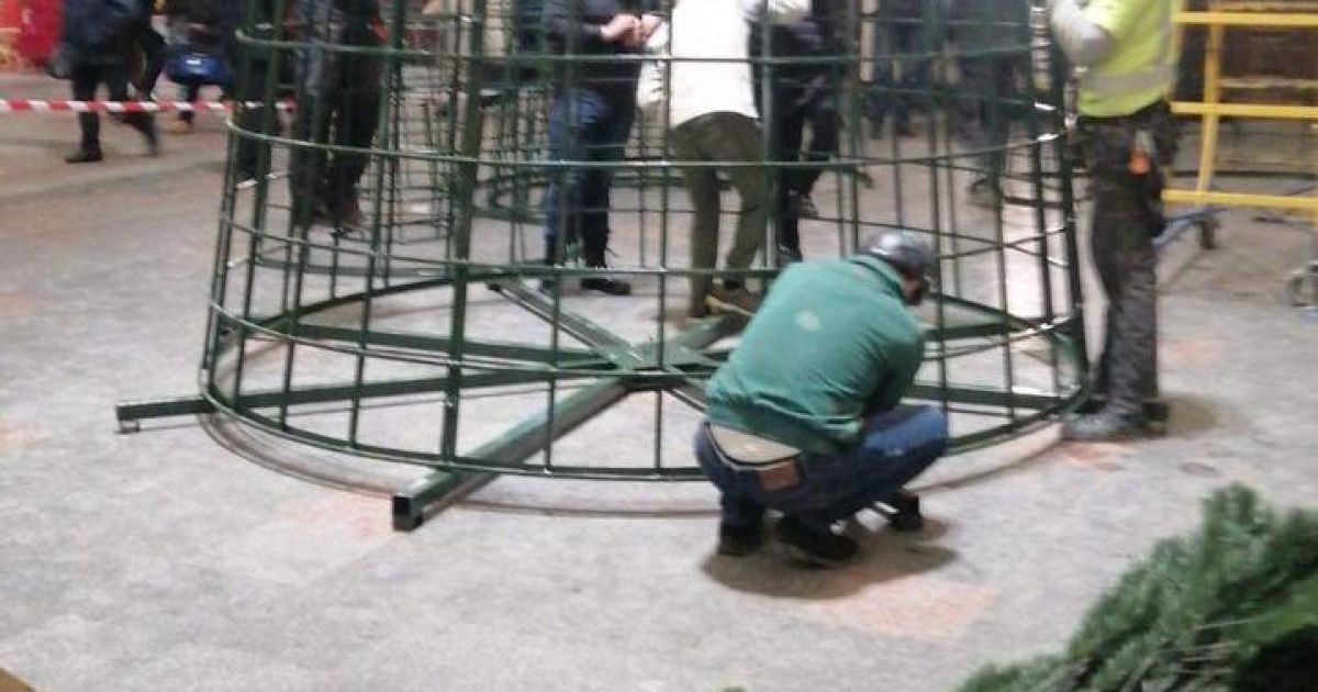 После громкого скандала на железнодорожном вокзале Киева начали устанавливать елку: фото