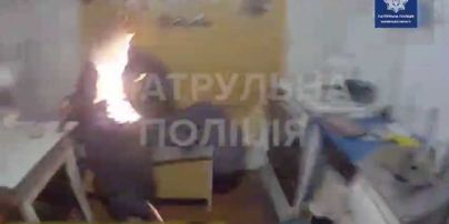 В Харькове мужчина поджег себя на глазах у патрульных (видео)
