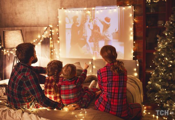 Родина у&nbsp;домі з&nbsp;гирляндами / &copy; Credits