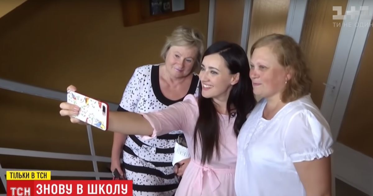 Звездные ведущие ТСН вернулись в школы и навестили любимых учителей