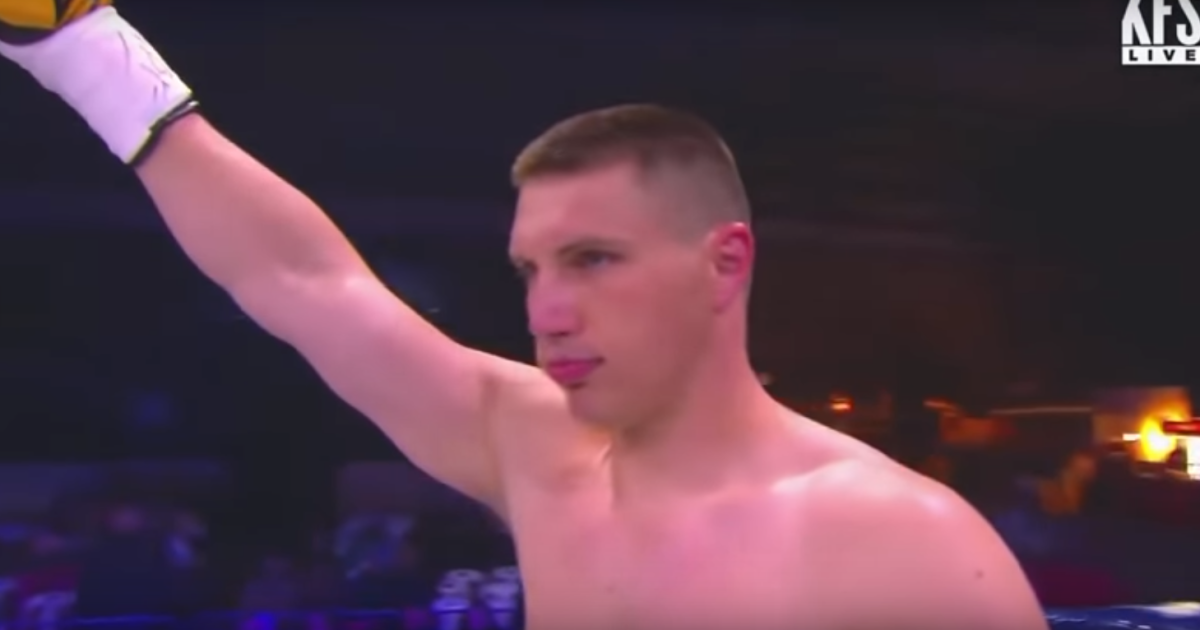 Непобедимый украинский боксер техническим нокаутом победил россиянина