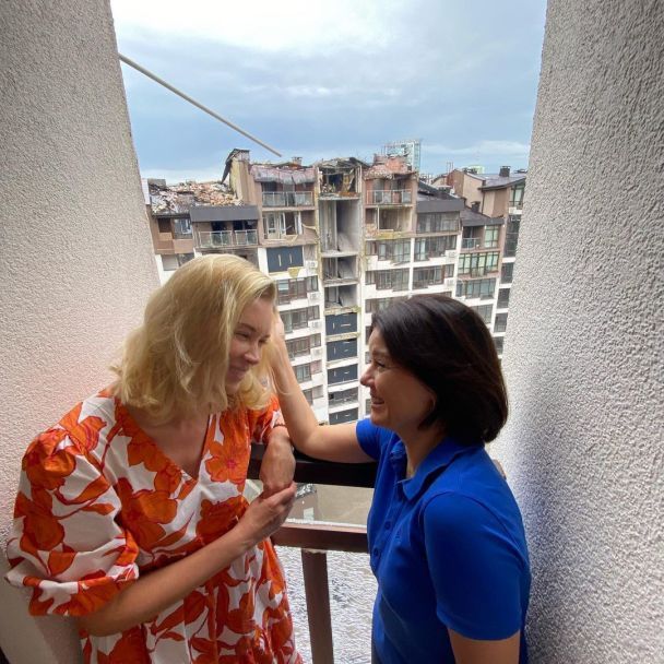 Лідія Таран на тлі її зруйнованого окупантами ЖК / © instagram.com/marichkapadalko