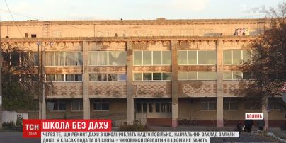 Затопленные парты, а доски в воде. Ученики на Волыни вынуждены ходить в школу без крыши