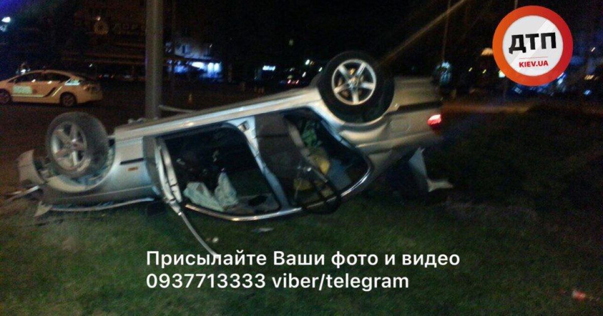 В Киеве на Оболони перевернулся и загорелся BMW
