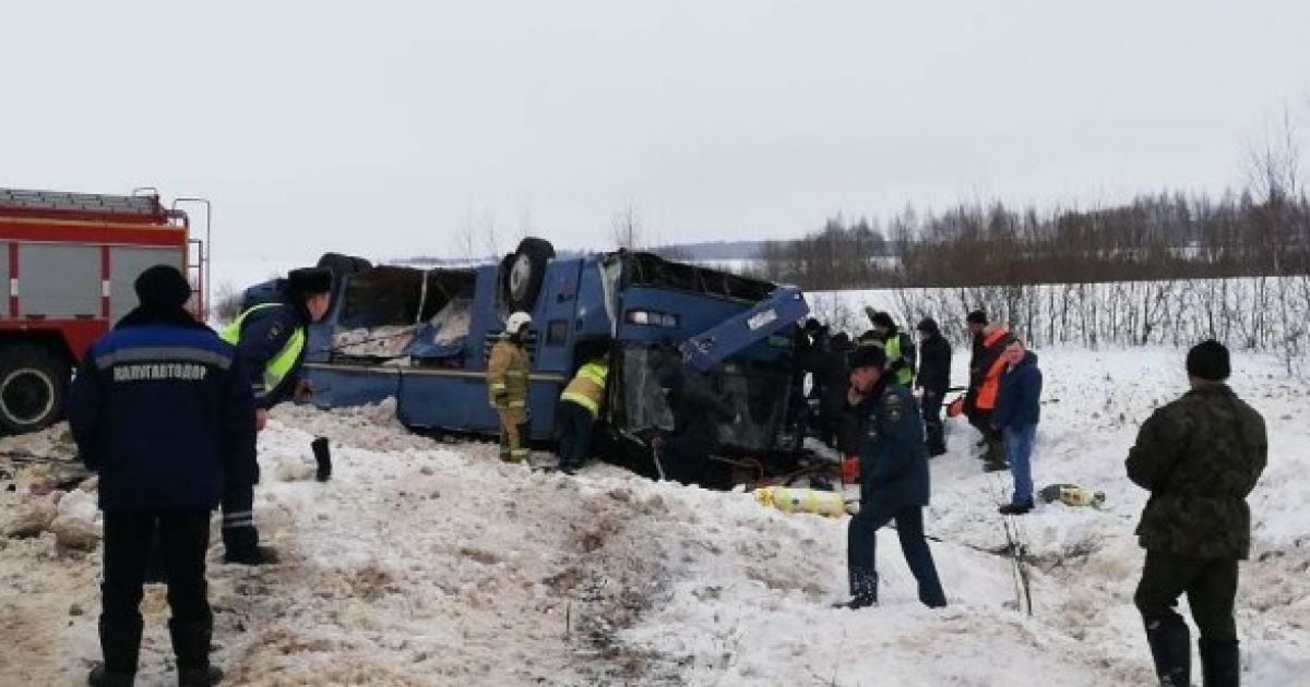 Из-под искореженного автобуса в России достали еще не всех детей