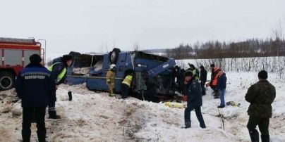 В РФ перевернулся автобус с детьми: есть жертвы