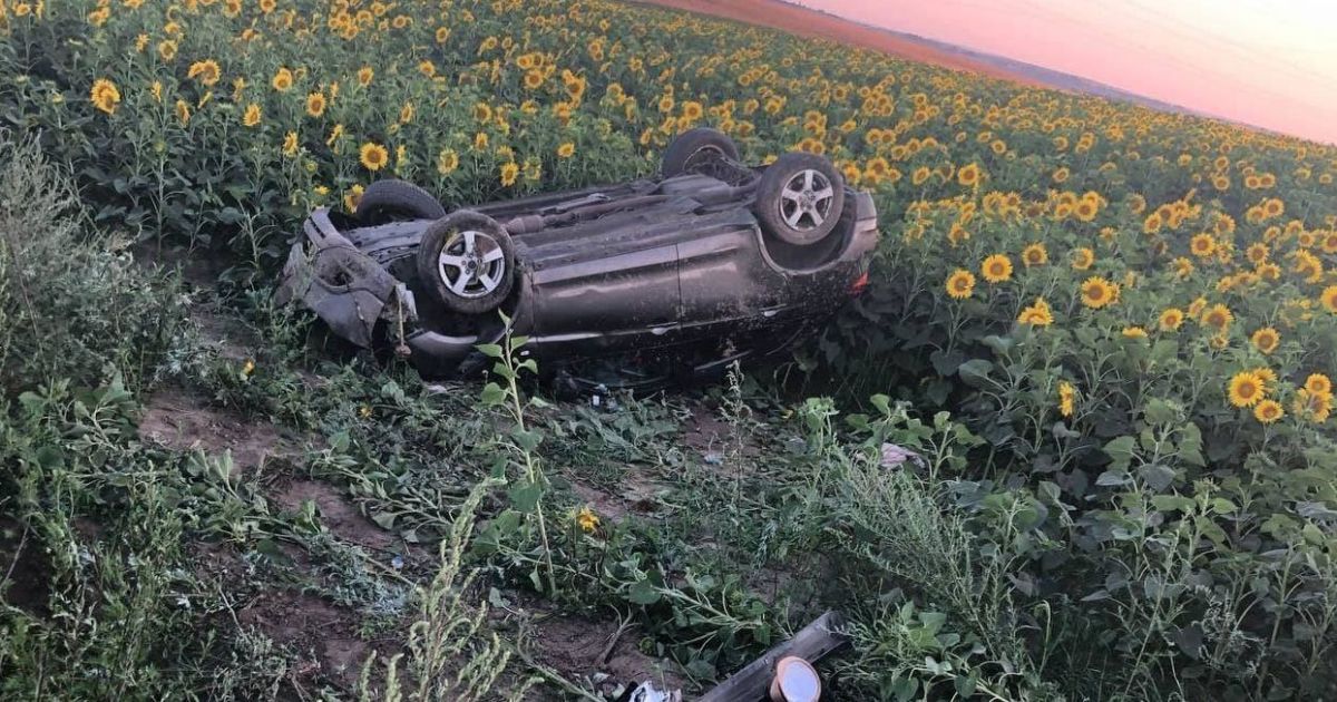 В Ровенской области в ДТП попала семья, погибла 8-летняя девочка: фото с места аварии