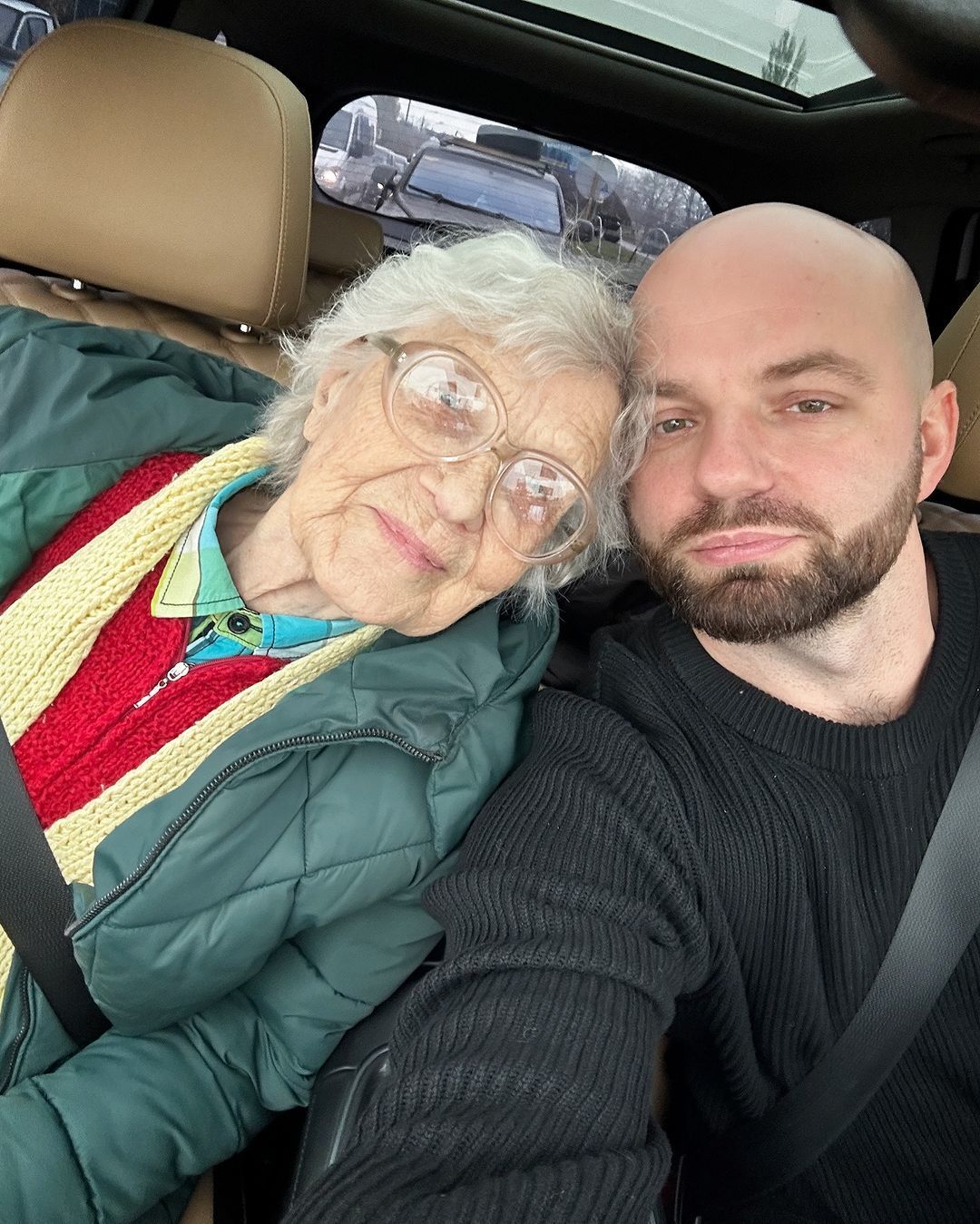Слава Демин с 93-летней бабушкой / © instagram.com/slavademin_official