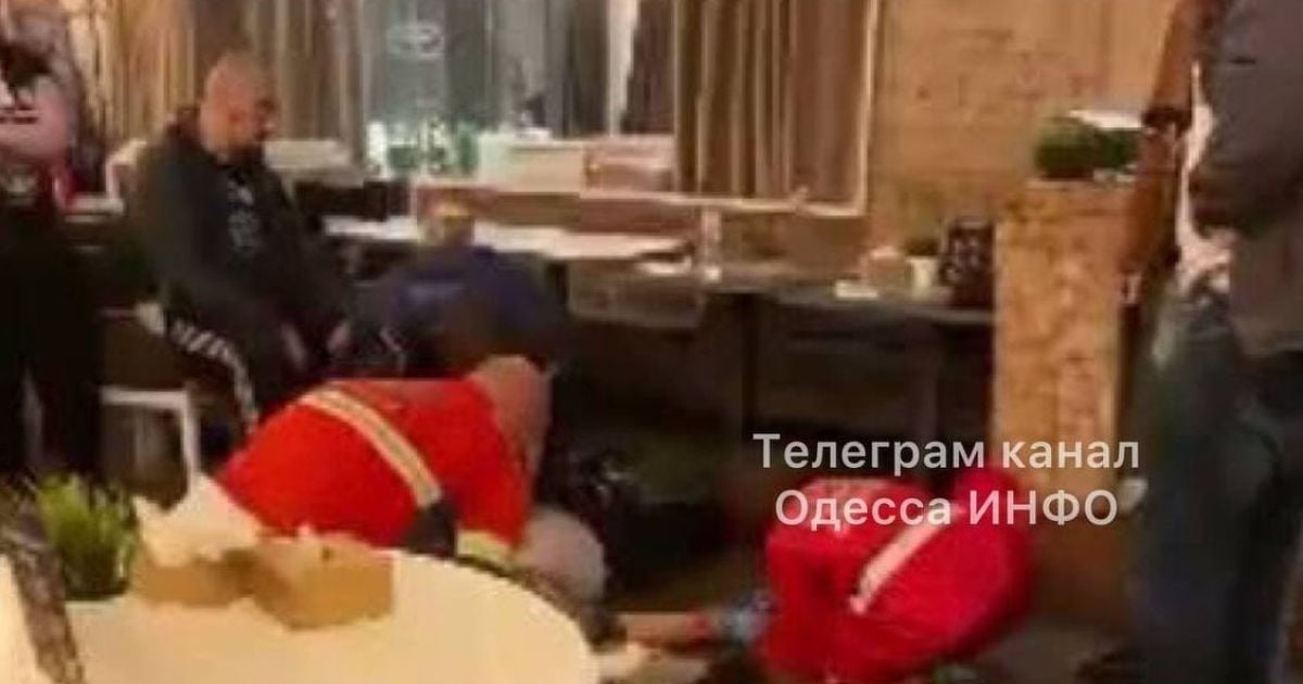 Говорив по телефону і відключився: у Одесі в кафе помер 17-річний підліток