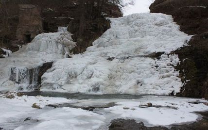 На Тернопільщині замерз один з найвідоміших водоспадів України
