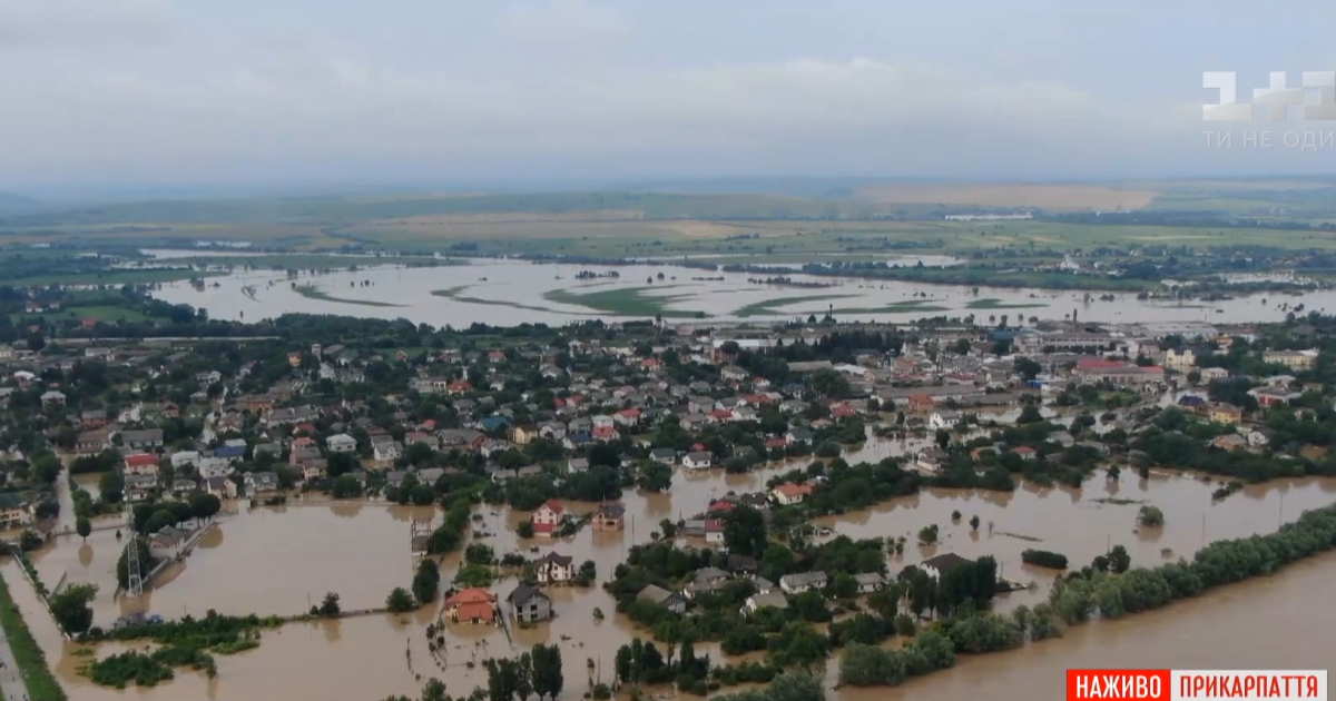 Люди перебрались на верхние этажи или сидят на чердаках: ситуация на Буковине и Прикарпатье, пострадавших от непогоды