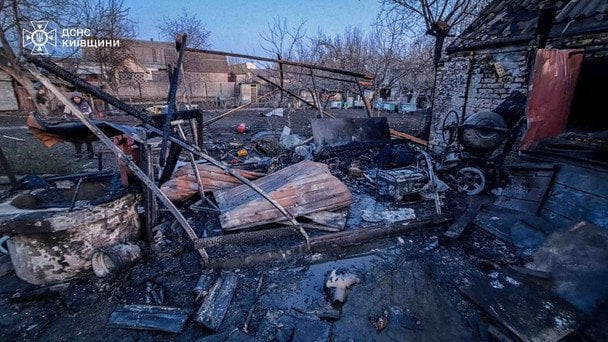 На Київщині внаслідок атаки дронів пошкоджено підприємство та приватні будівлі. / © ДСНС