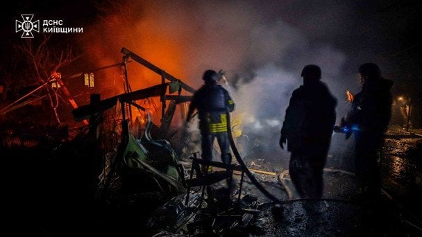 На Київщині внаслідок атаки дронів пошкоджено підприємство та приватні будівлі. / © ДСНС
