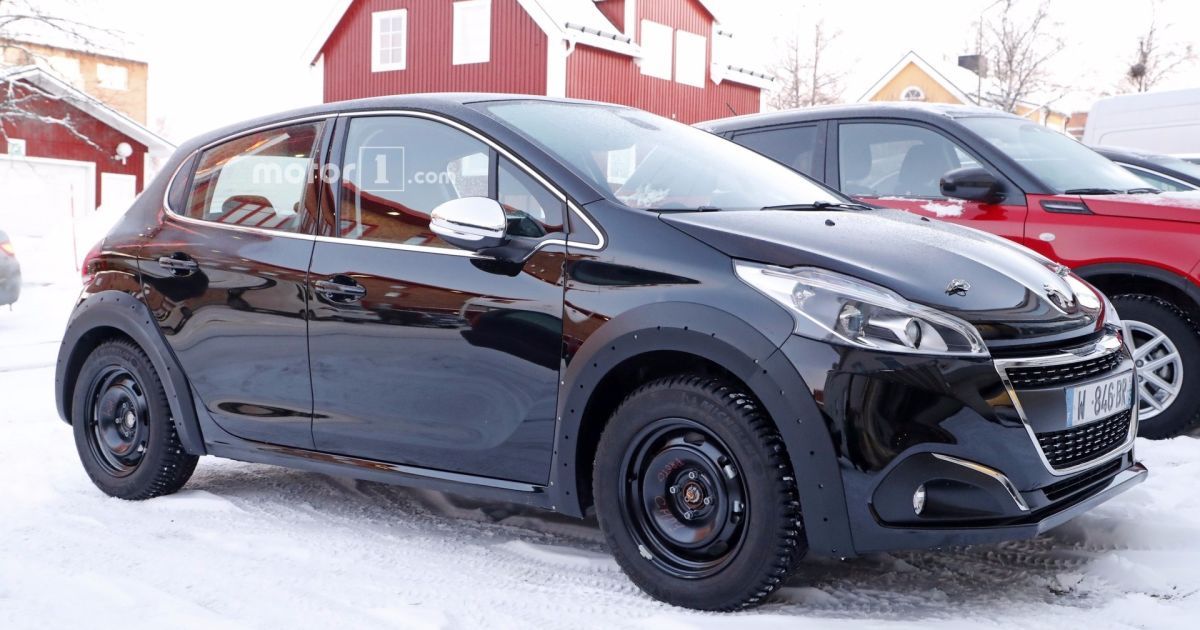 Peugeot вывел на тесты новый хэтчбек 208