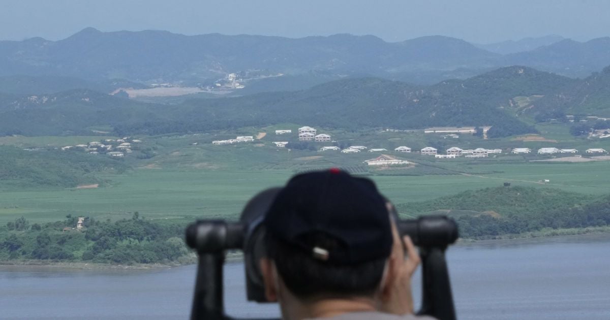 Впервые за более 2 лет: спутник зафиксировал поезд Северной Кореи, въезжающий в Россию