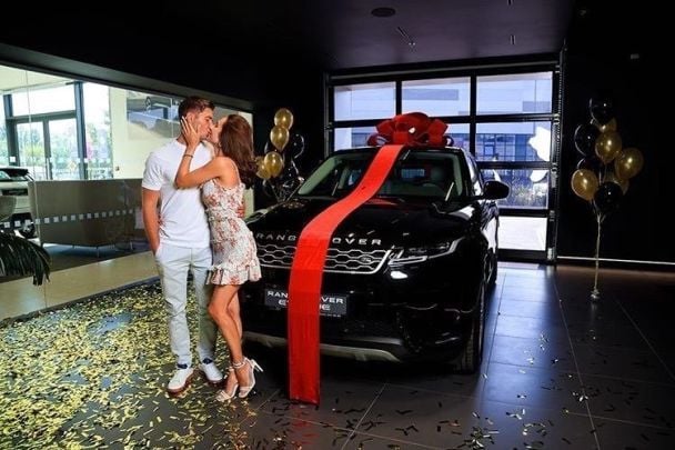Остапчук подарил любимой автомобиль / © viva.ua