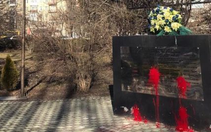У Києві вандали знову спаплюжили пам’ятник воїнам АТО: фото