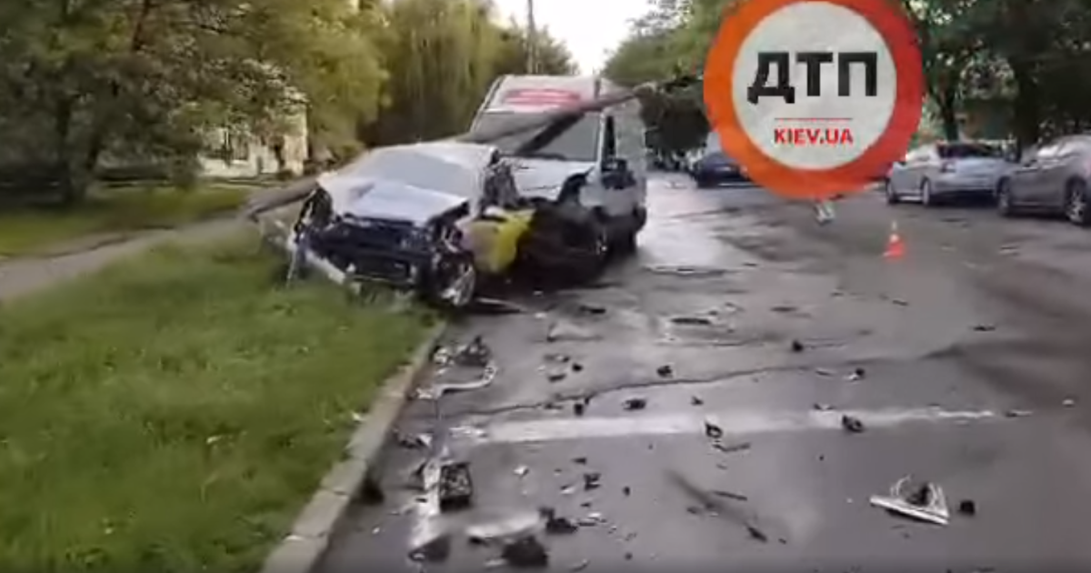У Мережі з'явилося відео неймовірної ДТП в Києві за участю чотирьох авто