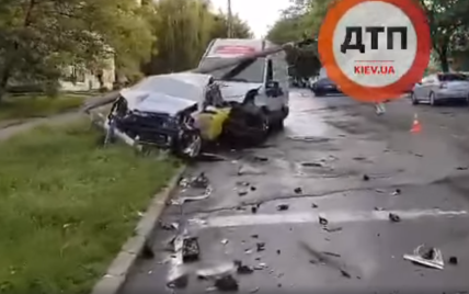 У Мережі з'явилося відео неймовірної ДТП в Києві за участю чотирьох авто