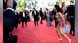 Засветила грудь ради мира: полуобнаженная активистка "Femen" выбежала на красную дорожку на Каннском кинофестивале
