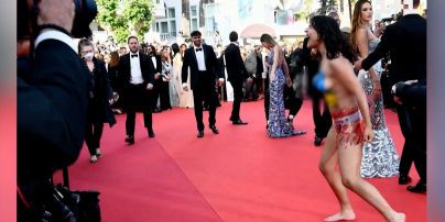 Засвітила груди заради миру: напівоголена активістка "Femen" вибігла на червону доріжку на Каннському кінофестивалі