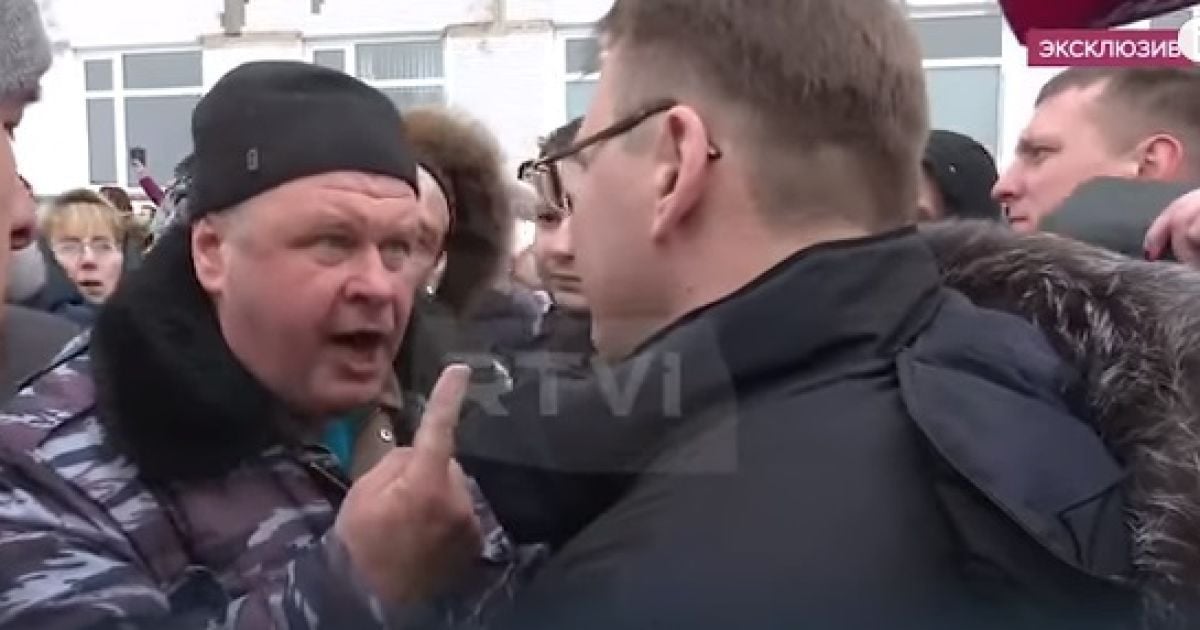 В России разъяренные из-за отравления детей митингующие избили главу района