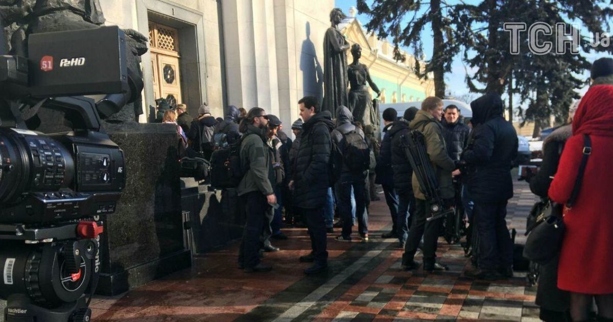 Под Радой с самого утра выстроились журналисты и активисты в ожидании возможного ареста Савченко