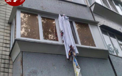 В Киеве пьяный мужчина спускался по простыням с пятого этажа и разбился