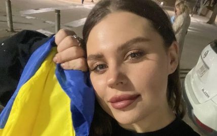 Солистка группы KAZKA Александра Зарицкая сходила на митинг и спела гимн Украины в центре Нью-Йорка