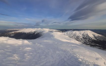 У Карпатах - сніг та мороз: зимове фото з гори Піп Іван
