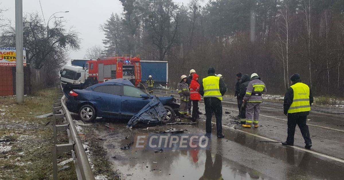 Під Києвом вантажівка не розминулася з легковиком, розчавивши його: загинув водій 