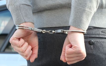 В Киеве арестовали полицейского, который в парке напал с ножом на 12-летнюю девочку