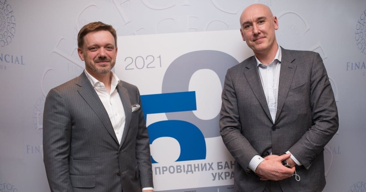 Голова правління "Укрексімбанку" Євген Мецгер (ліворуч на фото) та керівник пресслужби Володимир Пікалов (праворуч)