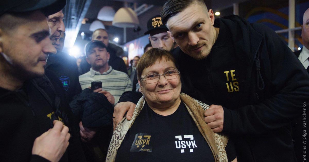 "Сынок, ну сколько можно" - мама Усика со слезами на глазах эмоционально отреагировала на победу сына