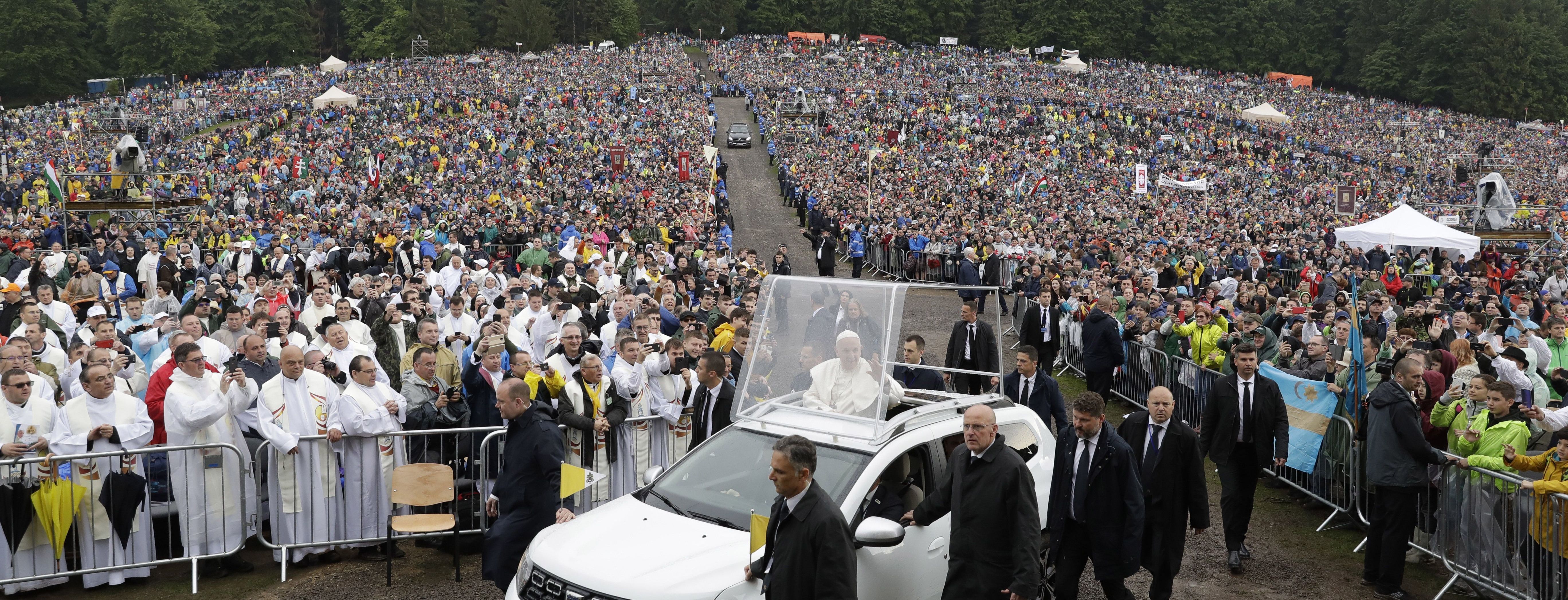 Папа Римский в сопровождении ливня совершает путешествие в румынские Карпаты