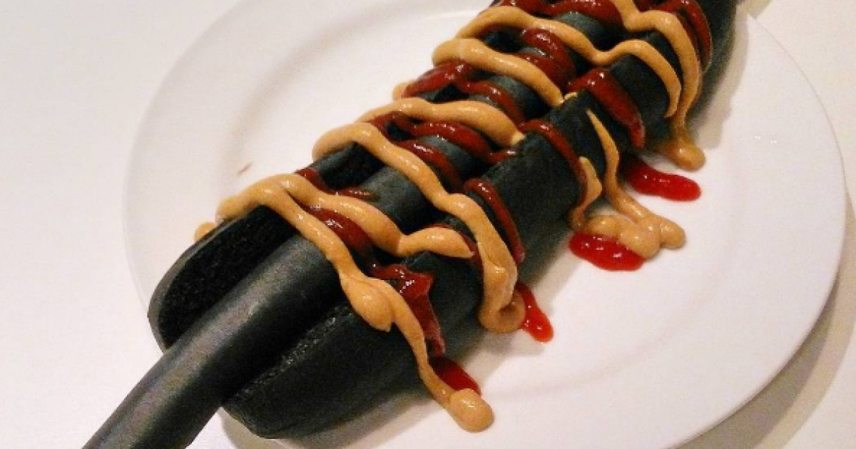 В Японии 30-сантиметровые "реактивные хот-доги" удивили своим черным цветом