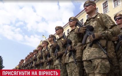 Трогательная присяга при поддержке солдат НАТО: во Львове в военную академию поступили тысяча курсантов