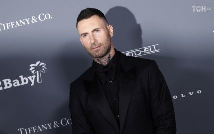 Женатого солиста Maroon 5 Левина еще одна женщина обвинила во флирте – из-за него она получила перелом запястья